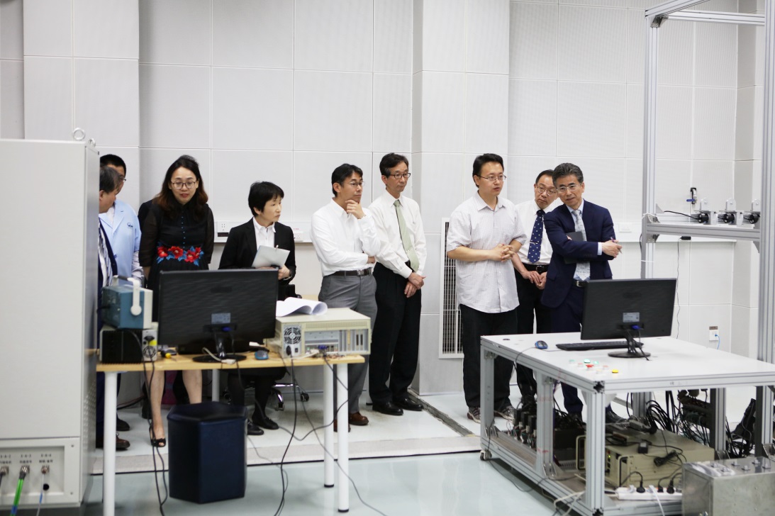 臼田孝一行參觀振動計量實(shí)驗(yàn)室